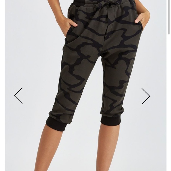 ๐ Camo Sweat Capri - Lounge In Style! - Picture 2 of 8